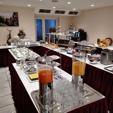 Hotel Loewen Меккенбойрен Экстерьер фото