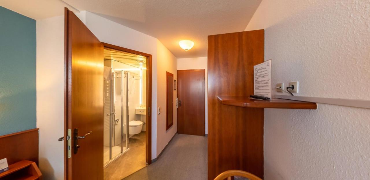 Hotel Loewen Меккенбойрен Экстерьер фото